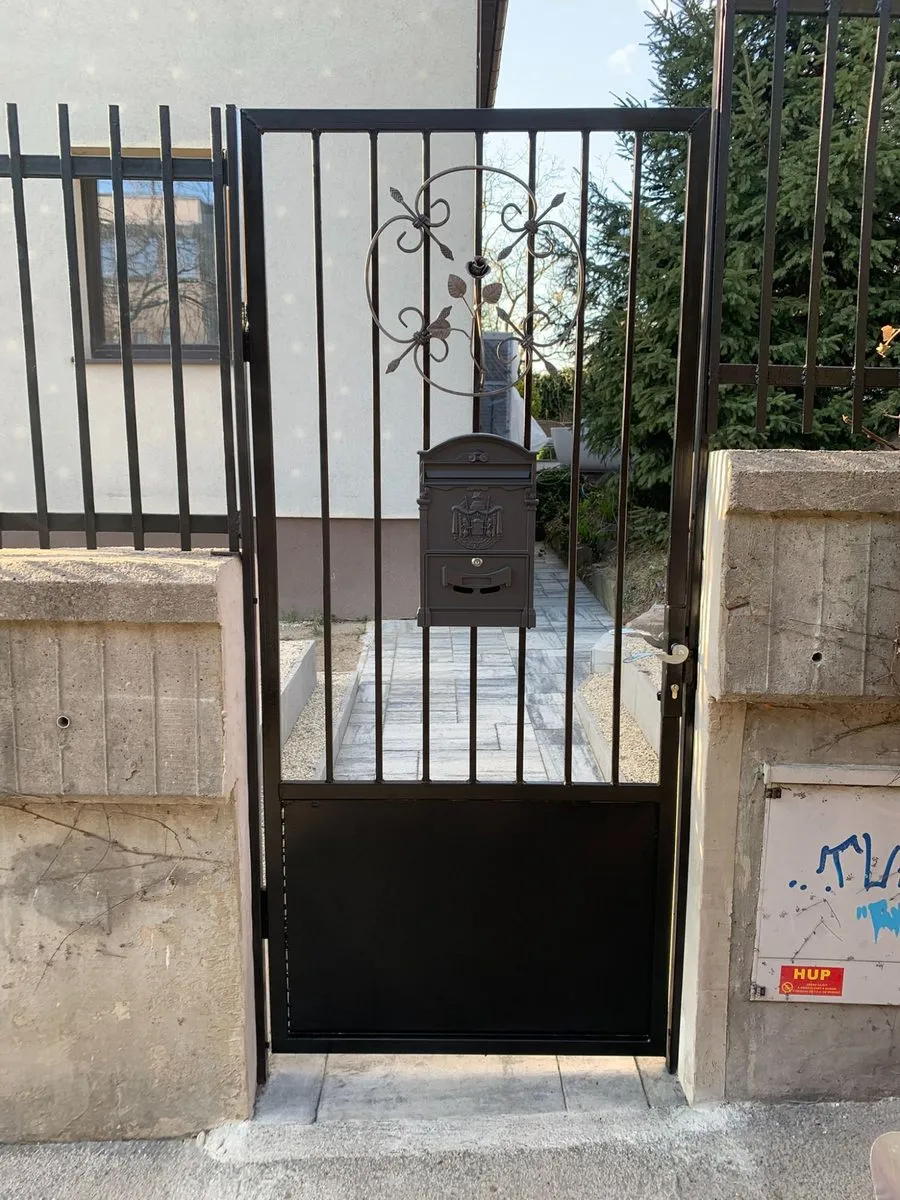 Kovaná brána s ornamentom