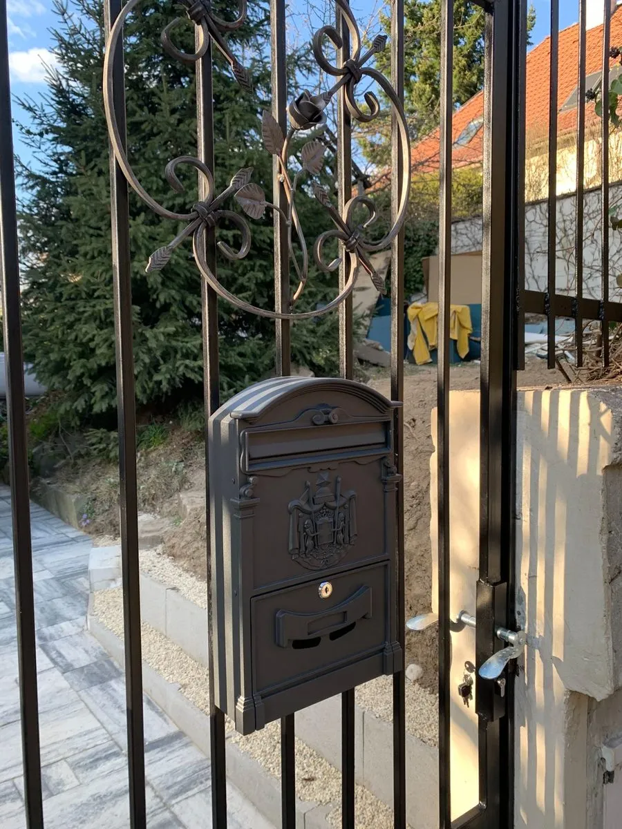 Detail schránky na bráne