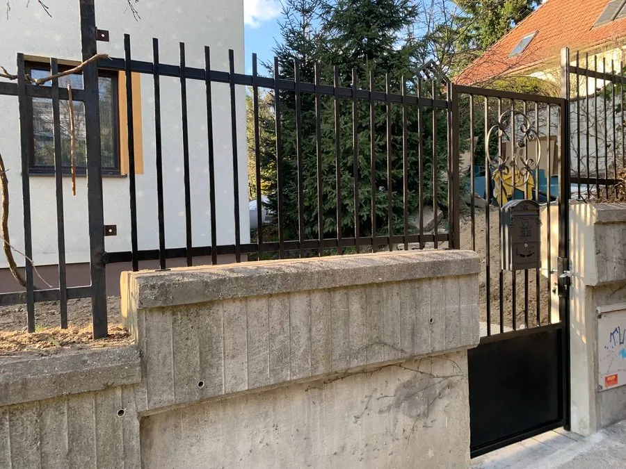 Plot a brána — celkový pohľad